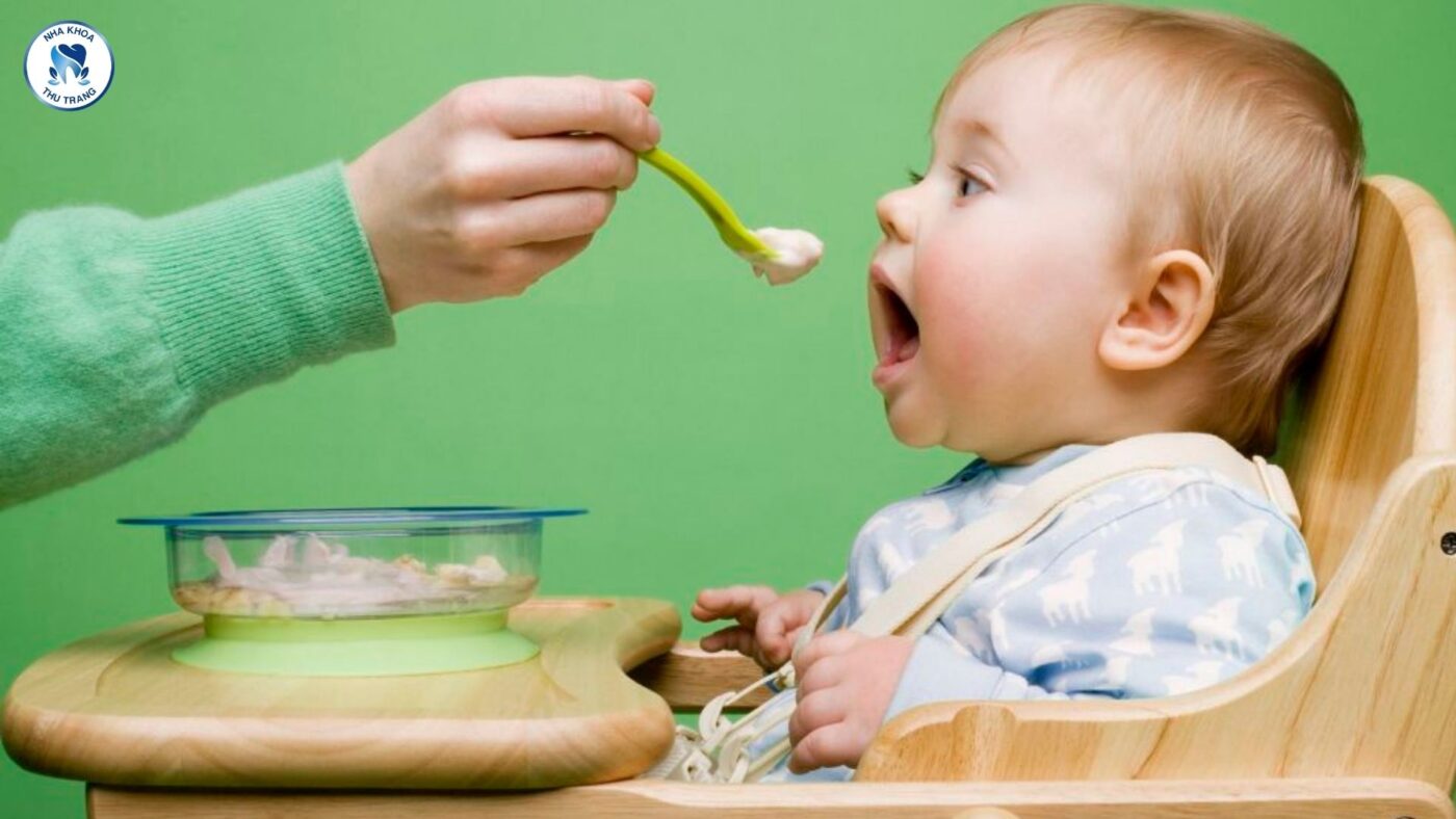 Bé mọc răng sữa